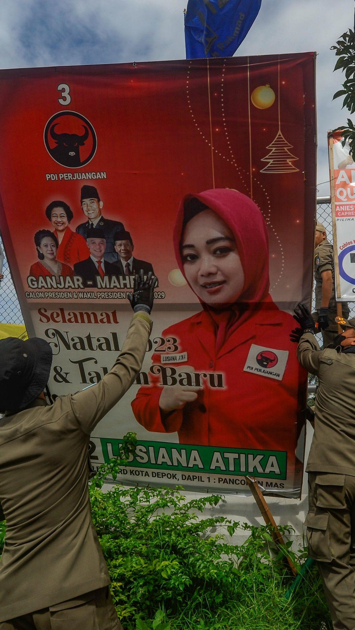 Pencopotan APK dilakukan karena baliho-baliho bergambar wajah caleg itu melanggar aturan yang melarang pemasangan APK di sepanjang jalan utama Kota Depok.