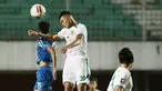 Rizky Ridho - Bek tengah Persebaya Surabaya ini menempati urutan teratas sebagai pemain muda Indonesia yang punya nilai pasar paling tinggi. Pemain kebanggaan Bajul Ijo itu memiliki nilai pasar mencapai 275 ribu euro (Rp4,6 miliar). (Foto: Bola.com/M Iqbal Ichsan)