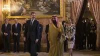 Raja Felipe VI bersama dengan Pangeran Mohammed bin Salman dan Ratu Letizia di Madrid (AP Photo/Francisco Seco, Pool)