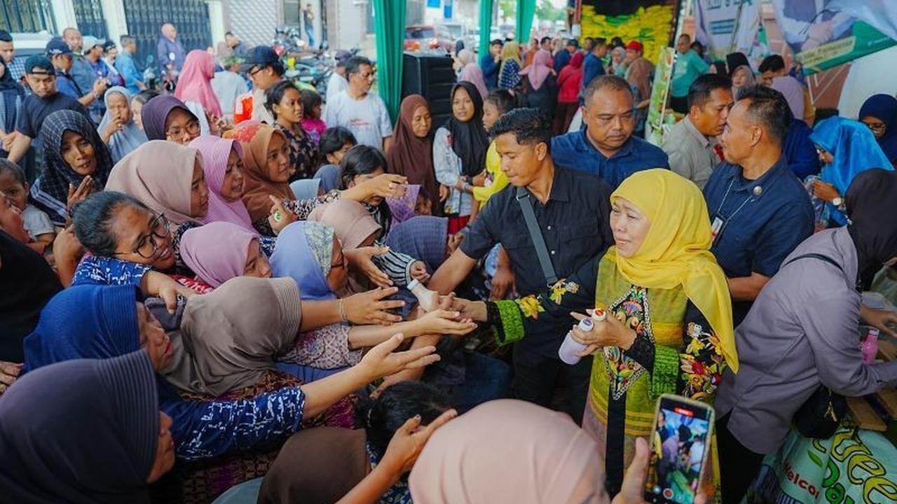 Khofifah Gelar Pasar Murah untuk Stabilisasi Harga Sembako Jelang Nataru di Surabaya