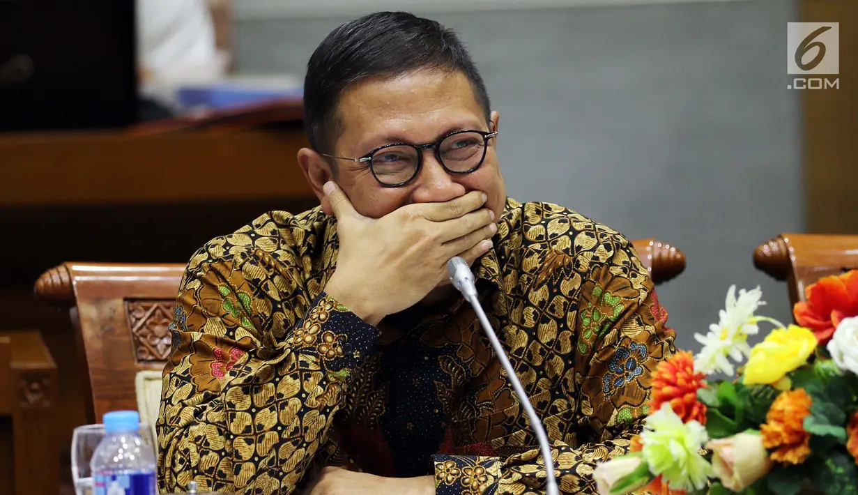 Menteri Agama Lukman Hakim Saifuddin saat mengikuti Raker dengan Komisi VIII DPR di Kompleks Parlemen, Senayan, Jakarta, Selasa (4/9). Raker tersebut membahas Rencana Kerja/Anggaran Kementerian Agama Tahun Anggaran 2019. (Liputan6.com/Johan Tallo)