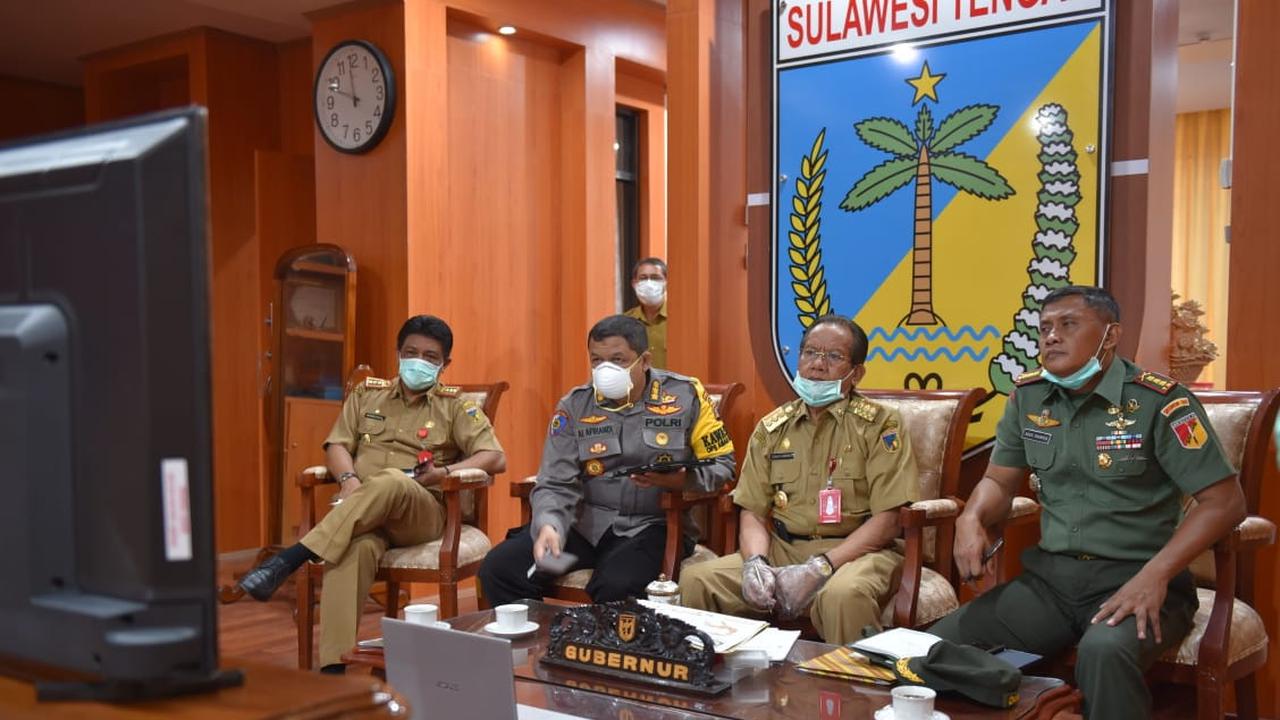 gubernur sulteng (tengah) saat memimpin koordinasi penanganan covid-19