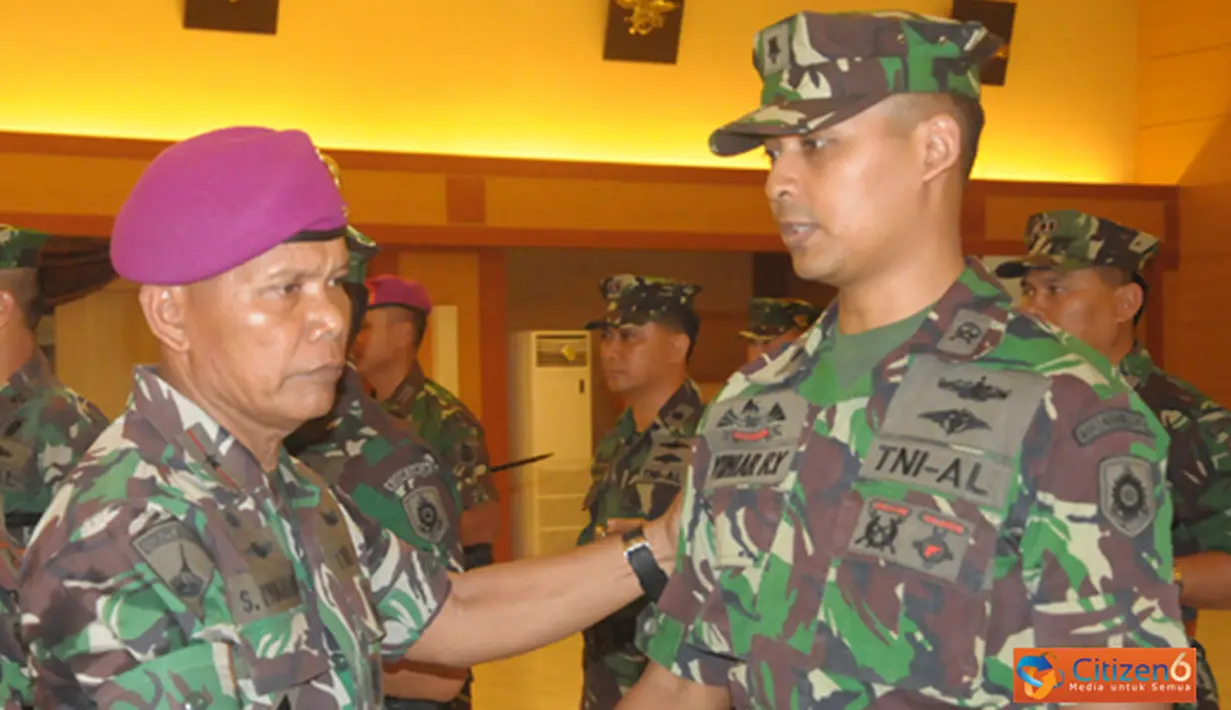Citizen6, Surabaya: Ucapan selamat dari Wadan Kobangdikal kepada salah satu prajurit Kobangdikal pada Upacara prosesi kenaikan pangkat (Kenkat) di Gedung Moeljadi, Kesatrian Bumimoro, Kobangdikal, Surabaya. (Pengirim: Penkobangdikal). 