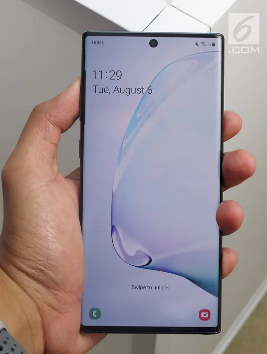 Tampak depan Samsung Galaxy Note 10 saat diperkenalkan di Barclays Center, Brooklyn, New York, Amerika Serikat, Rabu (7/8/2019). Chipset Samsung Galaxy Note 10 menggunakan teknologi EUV 7nm, sehingga memiliki ukuran lebih kecil dan efisien. (Liputan6.com/Istiarto Sigit Nugroho)