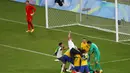 Pemain Timnas Brasil Neymar (10) merayakan kemenangan dengan rekan satu tim setelah memenangkan adu penalti dalam partai final sepak bola di Olimpiade Rio 2016 di Brasil. (20/08). (REUTERS / Leonhard Foeger) 