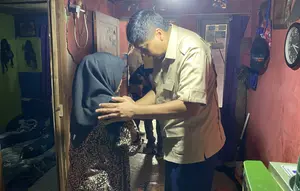 Rumah Warga Nyaris Roboh, Menteri Ara: Kita Bedah Ya Bu
