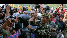 Seorang aparat diserang memicu bentrokan fisik antara aparat dengan massa Prabowo, Jakarta, Kamis (21/8/2014) (Liputan6.com/Faisal R Syam)