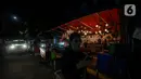 Suasana Pasar Loak di Kebayoran Lama, Jakarta, Rabu (3/11/2021). Pasar Loak Kebayoran Lama tetep eksis di tengah maraknya situs jual beli online. Barang dagangan yang dijual mulai dari pakaian, tas, aksesori hingga elektronik. (Liputan6.com/Johan Tallo)
