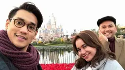 Penyanyi Rossa dan Afgansyah Reza berswafoto saat berada di Shanghai. Kabarnya, keduanya berencana untuk serius menatap pernikahan pada 2018 mendatang. (Instagram/@afros279)