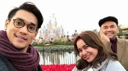 Penyanyi Rossa dan Afgansyah Reza berswafoto saat berada di Shanghai. Kabarnya, keduanya berencana untuk serius menatap pernikahan pada 2018 mendatang. (Instagram/@afros279)