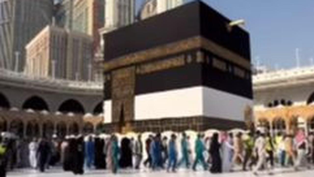 Dalam video turut nampak, sejumlah petugas di area Masjidil Haram bergantian untuk melaksanakan ibadah.