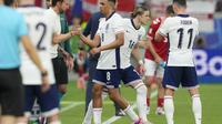 Pelatih Inggris, Gareth Southgate menyalami Trent Alexander Arnold saat ditarik keluar di pertandingan melawan Denmark (AP)