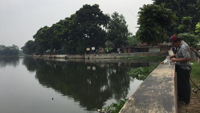 Sejumlah warga masih memancing di Setu Pamulang pada hari pertama Pembatasan Sosial Berskala Besar (PSBB) di Tangerang Selatan, Sabtu (18/4/2020) (Marco Tampubolon/Liputan6.com)