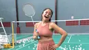 <p>Kali ini kenakan sports bra dan celana pendek senada kala bermain badminton. [Foto: Instagram/ Marshanda]</p>