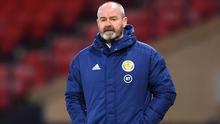 Steve Clarke merupakan juru taktik yang berhasil bawa Timnas Skotlandia lolos ke fase grup Euro 2020. Dirinya merupakan bek legendaris Chelsea yang tercatat sumbangkan tiga trofi selama 11 tahunnya berkarier di Stamford Bridge. (Foto: AFP/Andy Buchanan)