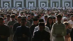 Pelaksanaan salat Idul Fitri dilaksananakan di berbagai daerah, termasuk Jakarta dan Bogor, yang digelar di lapangan terbuka dan gedung-gedung. Tampak dalam foto, ribuan umat muslim Muhammadiyah melakukan salat Idul Fitri 1447 Hijriah di Lapangan Sempur, Kota Bogor, Jawa Barat, Jumat (20/3/2026).(merdeka.com/Arie Basuki)