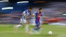 Bintang Barcelona, Lionel Messi, berusaha melewati bek Alaves, Theo Hernandez, pada laga final Copa Del Rey di Stadion Vicente Calderon, Madrid, Sabtu (27/5/2017). Barcelona menang 3-1 atas Alaves. (AP/Daniel Ochoa)