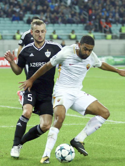 Pemain AS Roma, Gregoire Defrel (kanan) berusaha keluar dari tekanan pemain  Qarabag FK,  Maksim Medvedev pada laga grup C Liga Champions di Baki Olimpiya Stadionu, Baku, (27/9/2017). AS Roma menang 2-1. (AP/Aziz Karimov)