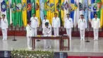 Menteri Dalam Negeri (Mendagri) Tito Karnavian (tengah kiri) menyaksikan penandatanganan dokumen saat pelantikan sembilan Penjabat (Pj) Gubernur di Kantor Kementerian Dalam Negeri, Jakarta, Selasa (5/9/2023). Hal itu dalam rangka menggantikan para Guburnur yang telah habis masa jabatannya pada 5 September 2023. (Liputan6.com/Angga Yuniar)