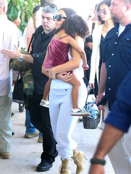 Melansir dailymail.com, pada Senin (30/1) Kim bersama kedua anaknya usai menikmati liburan di Costa Rica dengan menaiki jet pribadi keluarga Kardashian. (doc.dailymail.com)