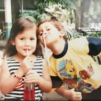 Berambut panjang ikal dan pipi tembam menggemaskan, siapakah gerangan? Ya, gadis mungil ini adalah Pevita Pearce yang kini cantik jelita. Dari kecil saja sudah gemesin, wajar dong kalau sekarang incaran para lelaki.  (Instagram/pevpearce)