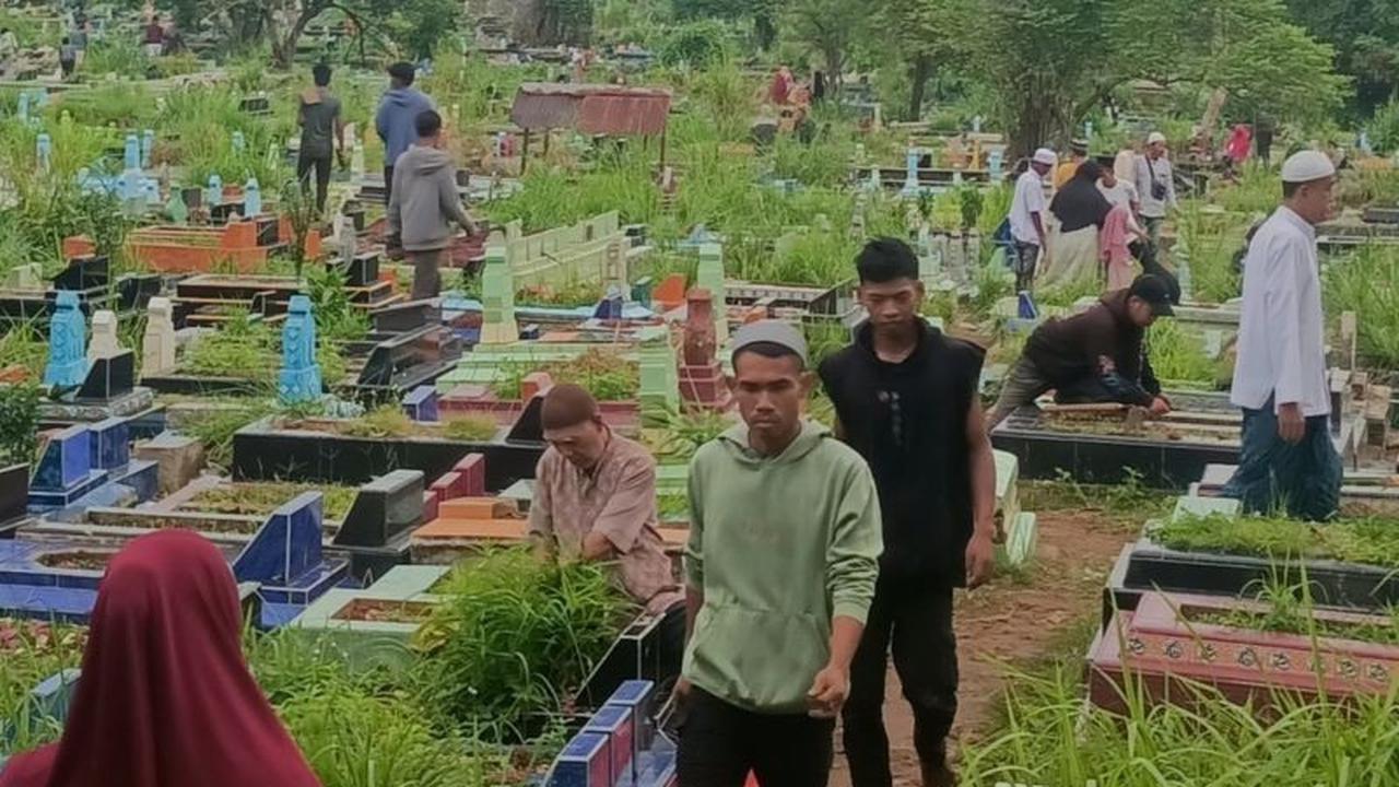 Ziarah Lebaran Palembang: Ratusan Warga Padati TPU Saat Lebaran Kedua Idul Fitri 1447 H