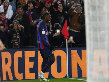 Penyerang Barcelona, Ousmane Dembele berselebrasi usai mencetak gol ke gawang Real Sociedad pada pertandingan perempatfinal Copa del Rey di stadion Camp Nou, di Barcelona, Spanyol, Kamis (26/1/2023). Barcelona menang tipis atas Real Sociedad dengan skor 1-0. (AP Photo/Joan Monfort)