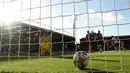 Kiper Bournemouth Mark Travers (kiri) bereaksi setelah bek Arsenal William Saliba mencetak gol pada pertandingan sepak bola Liga Premier Inggris di Stadion Vitality, Bournemouth, Inggris, 20 Agustus 2022. Arsenal menang 3-0. (Glyn KIRK/AFP)
