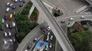 Gubernur Ahok berencana membangun jalan layang di atas Jembatan Semanggi sehingga tak ada pertemuan antara pengendara dari Gatot Subroto dan dari Jalan Sudirman di kolong jembatan, Jakarta, Kamis (4/2/2016). (Liputan6.com/Helmi Afandi)