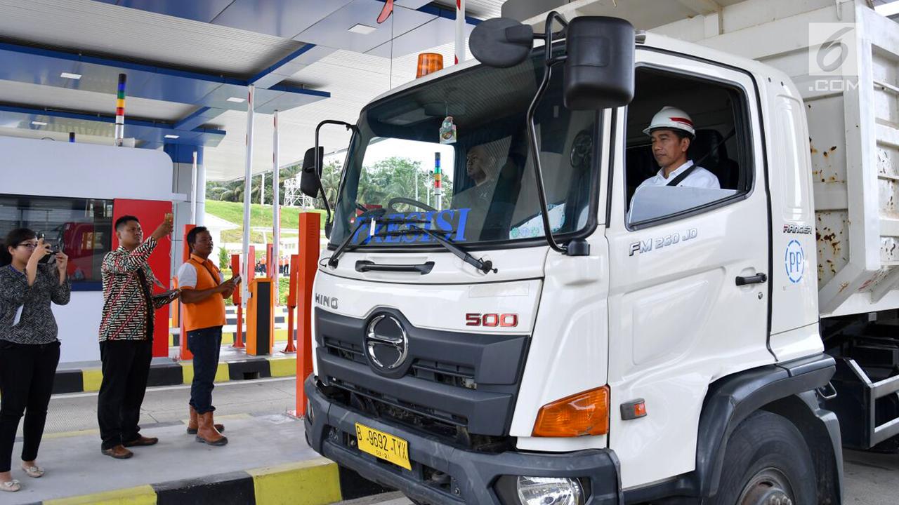 Jokowi Jajal Tol Pertama di Lampung Sambil Naik Truk