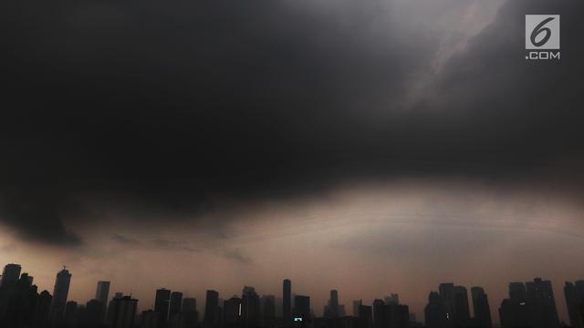 Penampakan Awan Hitam Selimuti Langit Jakarta