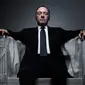 Kevin Spacey dalam serial House of Cards di Netflix. (ethosreview.org)