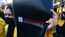 Adapun 13 tuntutan yang dibawa mahasiswa dalam unjuk rasa bertajuk "Selamatkan Indonesia", di antaranya turunkan tunjangan DPR sekarang juga. (merdeka.com/Arie Basuki)