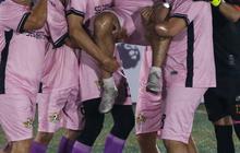FOTO: Momen Seru Pemain Selebriti FC dengan Legenda MU Peter Schmeichel saat Fun Football di Pancoran