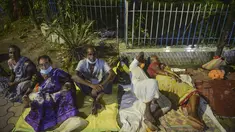 Warga bermalam untuk mendapatkan suntikan vaksin corona Covid-19 keesokan harinya di RSUD Siliguri, negara bagian Bengal Barat, India, Senin (20/9/2021). Sebanyak 202 juta orang India telah divaksin dua dosis atau lengkap hingga 19 September 2021. (Diptendu DUTTA/AFP)