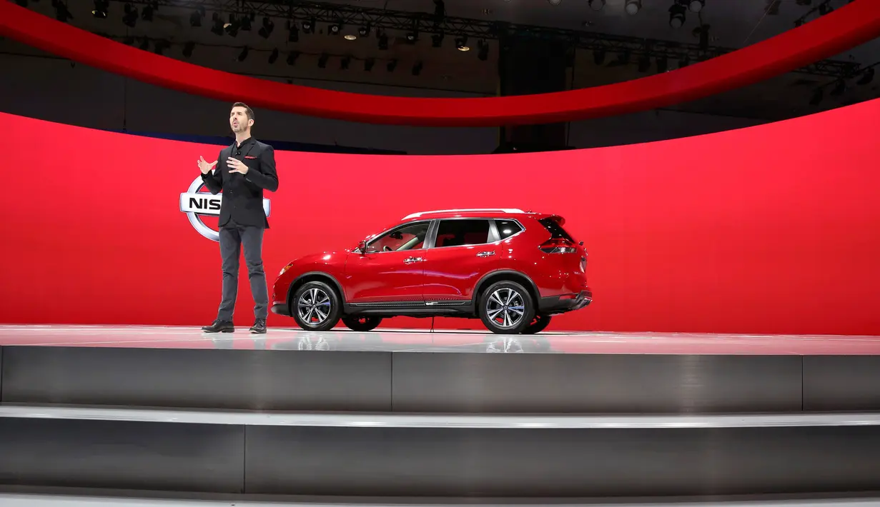 Jeremy Tucker, VP Pemasaran dan Komunikasi untuk Nissan Amerika Utara memperkenalkan Nissan Rogue Star Wars Edition 2017 di Los Angeles Auto Show 2016, California, 16 November 2016. (REUTERS/Lucy Nicholson)