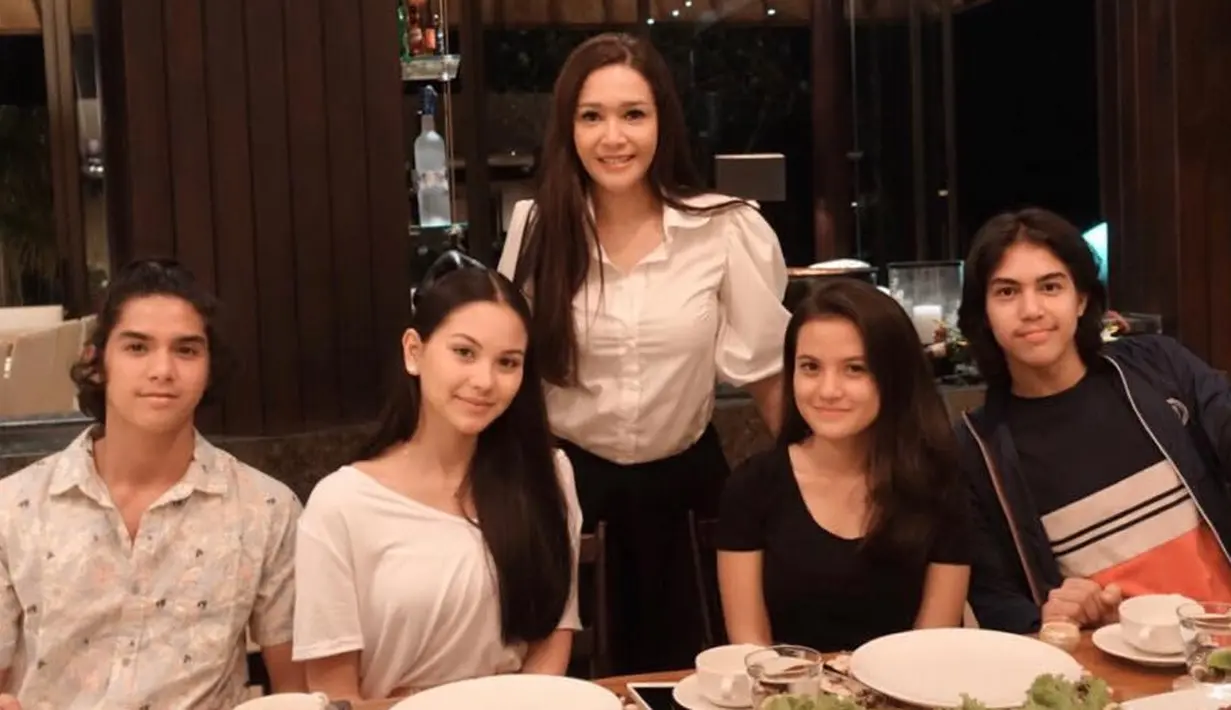 Tak marah seperti kebanyakan seorang ibu, Maia justru mengunggah foto Al dan Alyssa yang sedang bermesraan, dan kabarnya Maia sendiri lah yang mengabadikan momen tersebut. (Instagram/maiaestiantyreal)