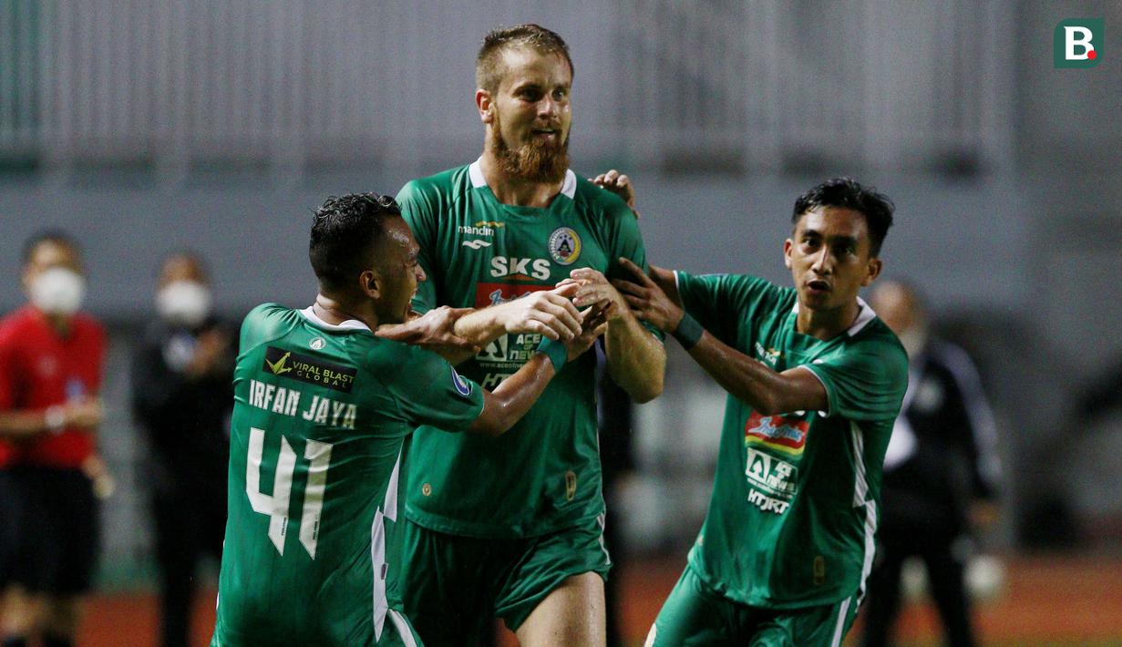Pemain PSS Sleman, Mario Maslac (tengah) melakukan selebrasi bersama rekan setim usai mencetak gol penyeimbang 1-1 ke gawang Arema FC dalam laga pekan ke-3 BRI Liga 1 2021/2022 di Stadion Pakansari, Bogor, Minggu (19/9/2021). PSS Sleman menang 2-1. (Bola.com/M Iqbal Ichsan)