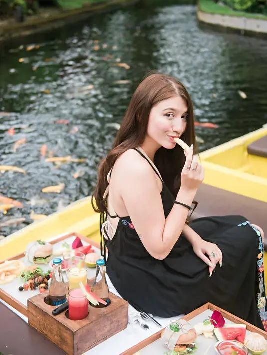 Suka travelling, Cassie kerap membagikan potretnya saat liburan ke berbagai tempat yang menarik. Mulai dari liburannya ke Bali hingga ke luar negeri, seperti saat ke Mesir beberapa waktu lalu. Dalam liburannya ini ia selalu tampil gaya saat abadikan setiap momen travelingnya. (Liputan6.com/IG/@cassandraslee)