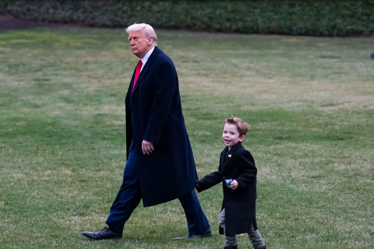 Momen kedekatan Donald Trump dan anak dari Elon Musk ini lantas menuai banyak pujian sekaligus kritik (Dok. AFP/ROBERTO SCHMIDT).