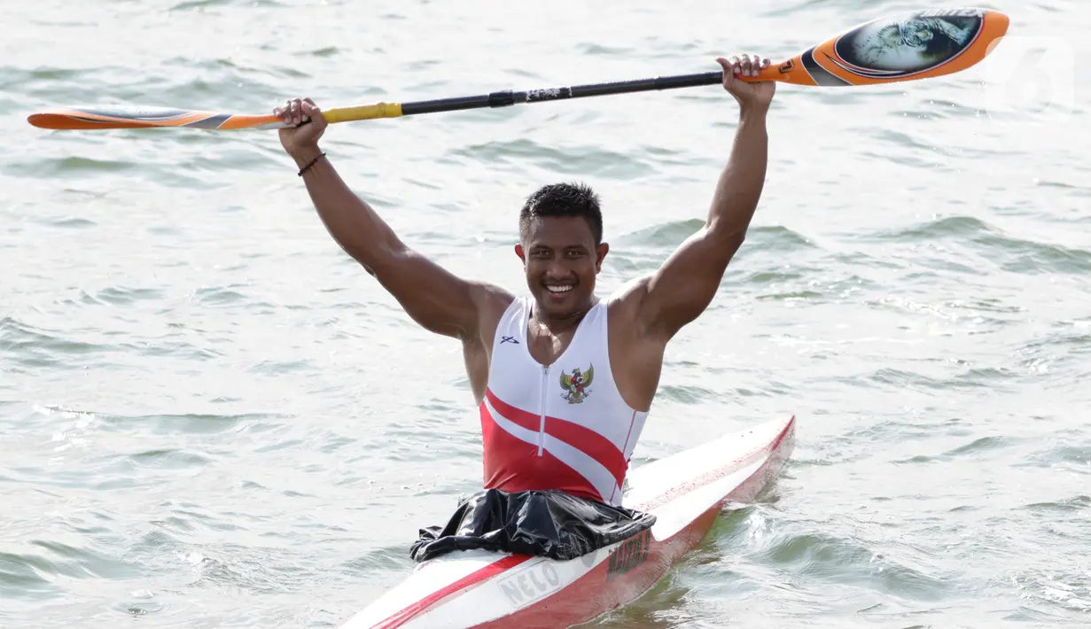 Atlet kano Indonesia, Maizir Ryondra, melakukan selebrasi usai tampil pada nomor Men's K1 1000 meter SEA Games 2019 di Subic Bay, Filipina, Jumat (6/12/2019). Maizir berhasil meraih medali emas dengan catatan waktu 3 menit 55,841 detik. (Bola.com/M Iqbal Ichsan)