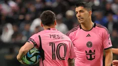 Pemain Inter Miami Lionel Messi (kiri) merayakan bersama Luis Suarez usai mencetak gol ke gawang Al Hilal lewat tendangan penalti dalam laga uji coba bertajuk Riyadh Season Cup di Stadion Kingdom Arena, Riyadh, Arab Saudi, Senin (29/1/2024). (Fayez NURELDINE/AFP)
