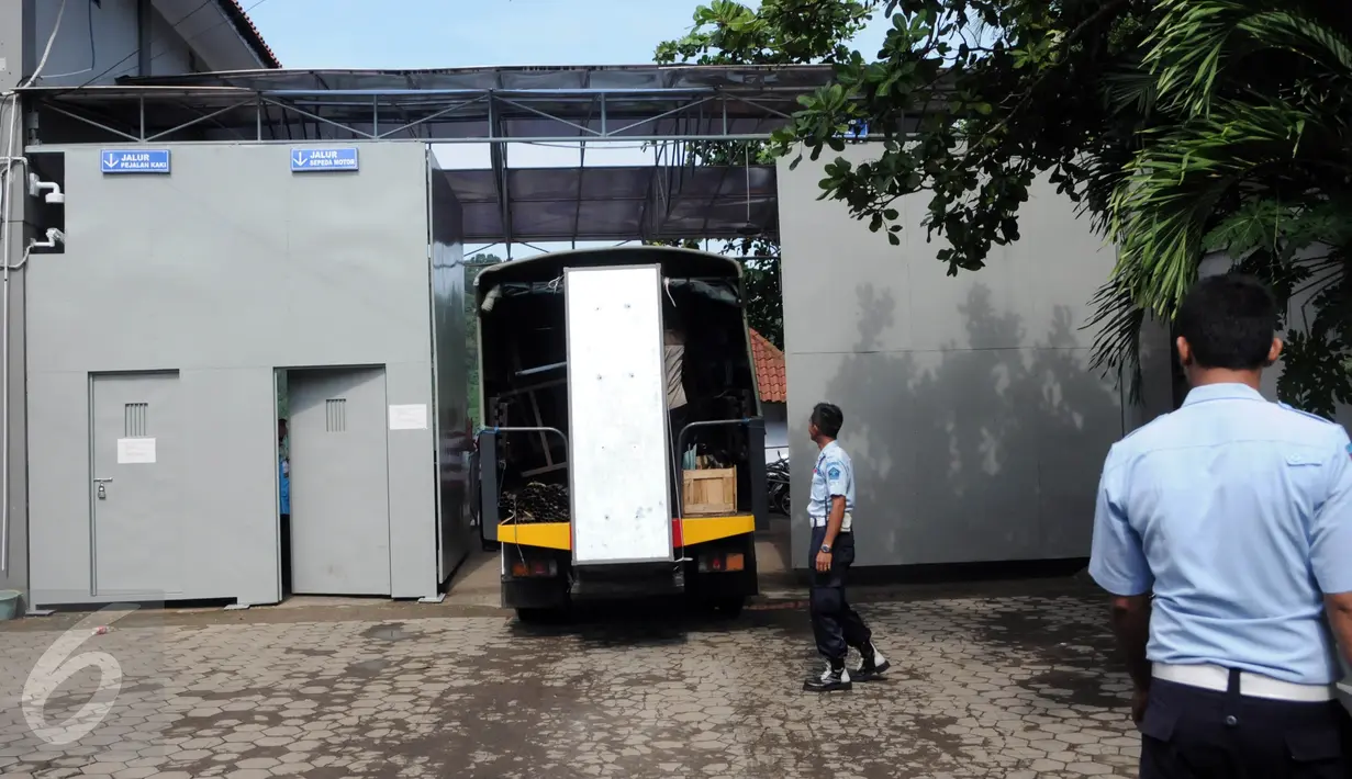 Truk berisikan logistik memasuki dermaga Wijayapura, Cilacap, Jateng, Rabu (27/7). Sejumlah persiapan terus dilakukan oleh Lapas Nusakambangan menjelang eksekusi hukuman mati jilid III. (Liputan6.com/Helmi Afandi)