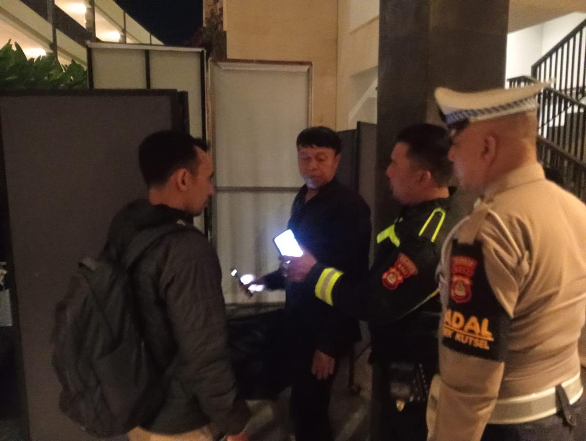 Petugas mengevakuasi WNA Belanda. (Dokumentasi Polresta Denpasar).