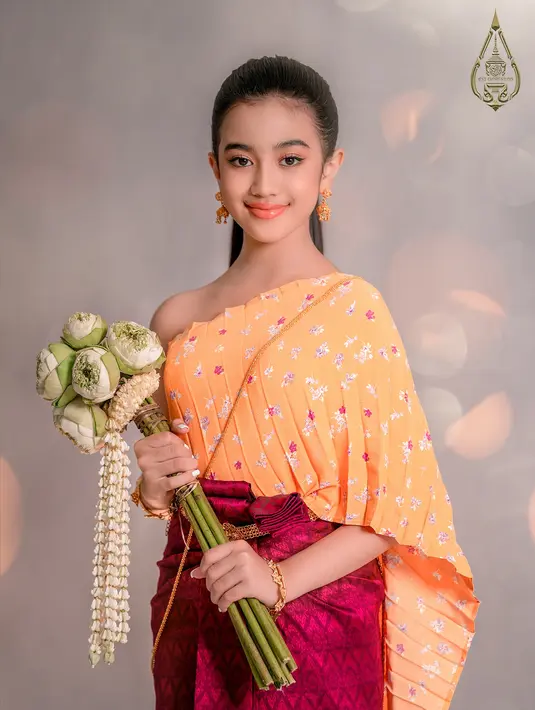 Riasan serba orange yang menyesuaikan dengan baju etniknya membuat Jenna terlihat segar dan tetap sesuai usianya. (Foto: Facebook Jenna Norodom)