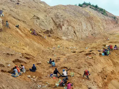 Sejumlah warga menambang emas di sebuah situs penambangan di kota Betare Oya, Kamerun (4/4).  (AFP Photo/Reinnier Kaze)