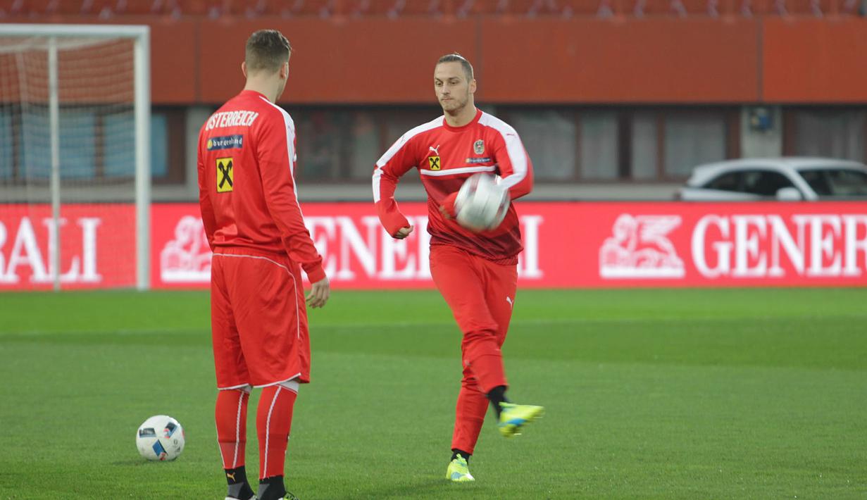 Winger Timnas Austria, Marko Arnautovic, pamer skil juggling saat sesi pemanasan di Stadion Ernst Happel, Wina, Austria, Jumat sore waktu setempat. (Bola.com/Reza Khomaini)
