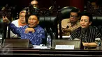 Wakil Ketua DPD RI Farouk Muhammad (kiri) mengetuk palu saat mengesahkan rekomendasi dari BK DPD mengenai pemberhentian Ketua DPD Irman Gusman saat sidang paripurna luar biasa yang digelar DPD di Gedung DPR, Jakarta, Rabu (5/10).(Liputan6.com/Johan Tallo)