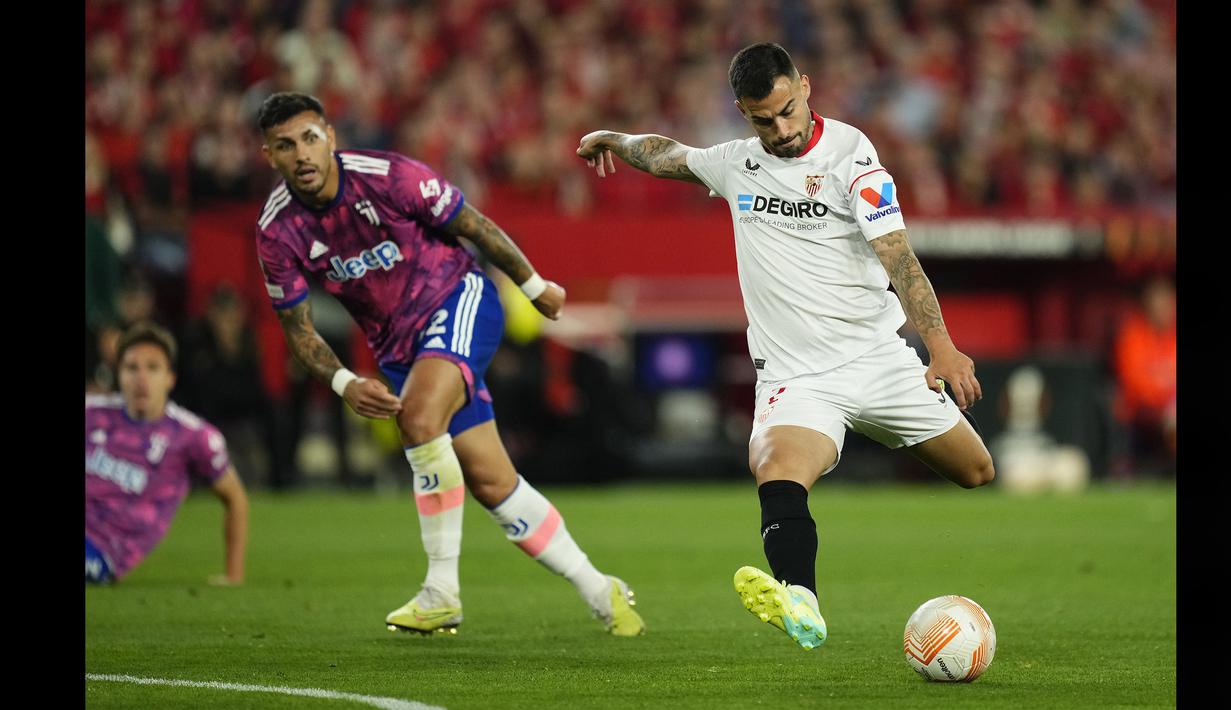 Pemain Sevilla, Suso (kanan), berhasil menjebol pertahanan Juventus dalam pertandingan leg kedua semifinal Liga Europa 2022/2023 di Estadio Ramos Sanchez Pizjuan, Jumat (19/05/2023) dini hari WIB. (AP Photo/Jose Breton)