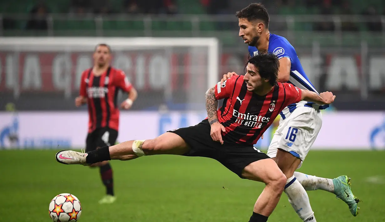 Sandro Tonali. Gelandang bertahan Italia berusia 21 tahun yang kini menjalani musim keduanya bersama AC Milan ini kini berbanderol 35 juta euro, mengalami kenaikan 8 juta euro dari sebelumnya 27 juta euro. Musim ini ia telah mencetak 2 gol dari 25 laga di semua ajang. (AFP/Marco Bertorello)